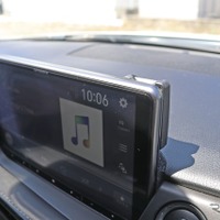 モニターの右背面に取り付けられているのがSDカードのスロット、ナビへの音楽データ入力をサポートする。