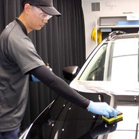 トウメイの社員たちは、帽子、ゴーグル、ビニール手袋を着用して施工作業を行うことが徹底されている