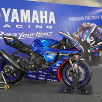 「鈴鹿8耐2026」ヤマハブースに展示されたヤマハチームのマシン