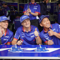 レース前、サインに応じるヤマハファクトリーレーシングチームの選手たち