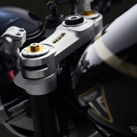 削りだしのトップヨークと専用バッジ