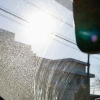 洗車を少しサボったら「白いウロコ汚れ」「黒い筋」などが残る…車の水アカを落とす正しい方法とは？　デメリットと注意点を知る