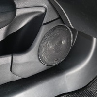 ドアの純正スピーカーグリル周辺を加工してアウターバッフル化。ドア形状や純正ラインを損なわないスマートなデザインとした。