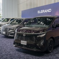 日産 エルグランド 新型（右）と歴代モデル