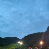 夜空に美しく映えるナイター照明