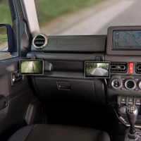 『ジムニー』シリーズ向け5インチモニター専用スタンド「SSM-ST04」装着イメージ