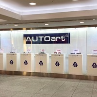 幅7mの大型ショーケース