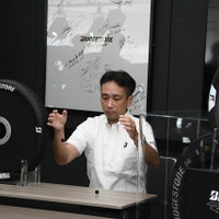 向かって右がレース用タイヤのゴムを使ったスーパーボール、左が市販用タイヤのゴム製