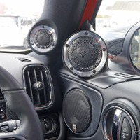 中高域スピーカーとしてツイーター、ミッドハイ、ミッドローを設置、Aピラーとドア上部に凝縮してインストールされている。