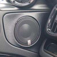 ドア上部の純正位置にはバッフル面を加工してミッドロー（モレルのハイブリッドMW4）をインストールする。