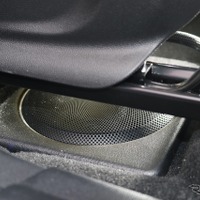 シート下の純正位置にはバッフル面をワンオフしてミッドバス（モレルのイレイトカーボンMW6）をインストール。