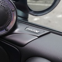 ドア上部に取り付けられたミッドハイのブラケットはドア形状に合わせたデザイン処理が施され、内装との一体感も抜群。