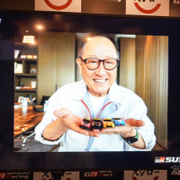 コラボ限定ミニカーを手に笑顔のトヨタ自動車 豊田章男会長