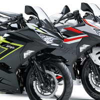 カワサキ Ninja 400（左）とNinja 250（右）2027年モデル