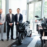 MVアグスタ「Motorcycle Art Gallery」が開催。写真左がオートグローバルコシダ外山和也社長