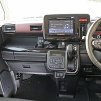 コクピットには派手な加工は無いものの、高音質化に必要な処理を加えることでオーナーの狙い通りのサウンドを引き出した。