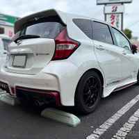 テイン フレックスZ　ノートe-POWERニスモ装着例（フロント 25mmダウン / リア 20mmダウン）