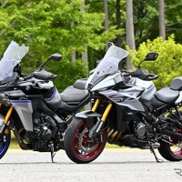 ヤマハ トレーサー9 GT＋ Y-AMT（左）とスズキ GSX-S1000GX（右）