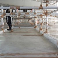 研削材が塗装カスが下に落ちないようにシートが敷いてある