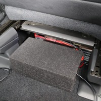運転席のシート下にはこのようにパワーアンプとDSPをインストール。DSPにはカバーが設けられている。