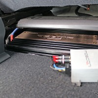 助手席シート下にも同じくザプコのパワーアンプであるZ150をインストール。ツイーターをドライブするのはモスコニのピコ2。