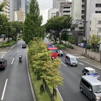 一般道路で、中央分離帯や車両通行帯がある例：法定速度60km/h