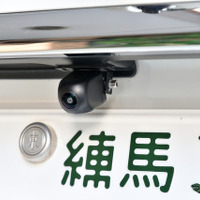 「マルチVIEWカメラ」はフロントにもリアにも取り付け可能。多彩なビュー切り替えを持ち、前後の死角をカバーでできる。