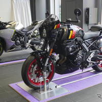 スズキ GSX-8TTとホンダ CBR400R FOUR