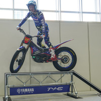 電動トライアルバイクによるデモンストレーションを披露したヤマハライダーの氏川政哉選手