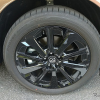 235/50R20のタイヤサイズは全グレード共通。写真はマイルドハイブリッドのトーヨー「プロクセススポーツ」
