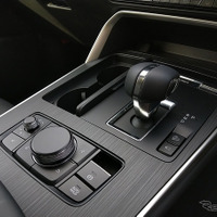 センターコンソールは分厚く、運転席と助手席をきっちりセパレート。大型SUVらしさを感じさせる部分だ