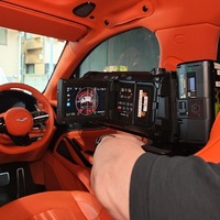 車内という限られた空間でも専用機材を用いて撮影。インテリアの色彩、素材感、空間の奥行きをイマーシブ映像として収録