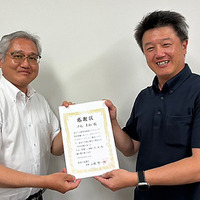 プロジェクト企画をはじめ、ボランティアドライバーとしても協力した山陰ボデーの戸松氏（左）に、萩商工会議所の山縣会頭（右）から感謝状が贈られた
