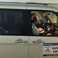 依頼があった協賛店の来店客がライドシェア車両に乗車。希望の場所まで無償で送迎
