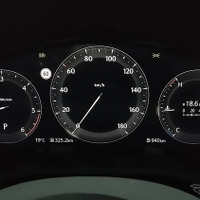 CX-80 XD-HYBRIDのインパネ。ハイブリッドであることを誇示するような演出はなく、きわめてオーソドックス