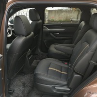2列目シートは2人掛けのキャプテンシートと3人掛けのベンチシートがある。今回のテスト車は前者