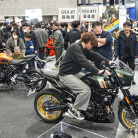 写真は大阪モーターサイクルショー2026のスズキブース