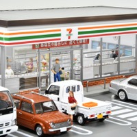 駐車場エリアには、愛車（ミニカー）を置いて情景再現を楽しめる　(C) TOMY