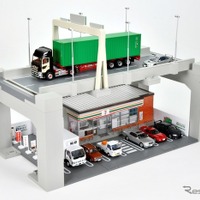 別売りの「トミカリミテッド ヴィンテージ」、「トミカラマ　ヴィンテージ」、「ジオコレ64＃カースナップ」との組み合わせ例　(C) TOMY