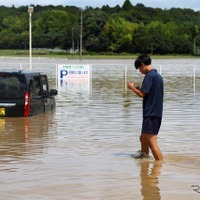 豪雨で冠水した車両（8月14日、千葉県大網白里市）