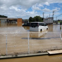 豪雨で冠水した車両（8月14日、千葉県大網白里市）
