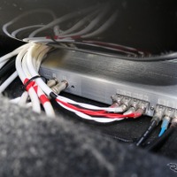 運転席側にはミッドバスをドライブするクワトロリゴのヘリテイジTWOが収められている。