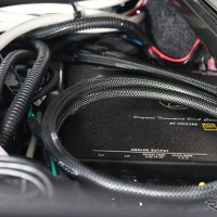 シート下にはオーディオテクニカのDACであるAT-HRD500も収められている。こちらも空いたスペースをうまく活用した取り付け。