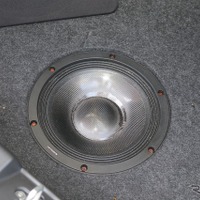 ラゲッジはストックインストレーションを極める。そのためエンクロージャーはフロア下に収めサブウーファーはフラットに設置。