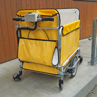 ヤマハモーターエンジニアリングと五十畑工業が共同開発した「避難車兼用電動アシストお散歩カー“てくてくスワニー”」