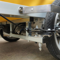ヤマハモーターエンジニアリングと五十畑工業が共同開発した「避難車兼用電動アシストお散歩カー“てくてくスワニー”」