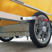 ヤマハモーターエンジニアリングと五十畑工業が共同開発した「避難車兼用電動アシストお散歩カー“てくてくスワニー”」