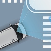 “スマートアシスト” ： 交差点右左折時の対向方向から来る横断歩行者検知機能（作動イメージ）