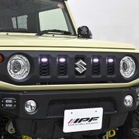 IPF「グリルマーカー for ジムニー」純正グリル装着例（ホワイト）