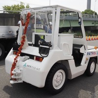 トーイングトラクター。空港で貨物コンテナをけん引する車と同じ（2026年地震防災訓練）
